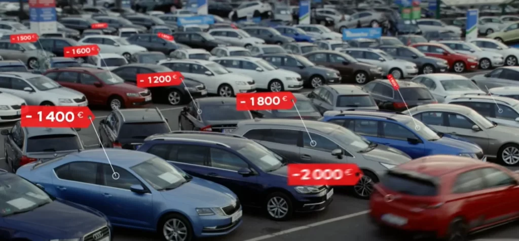 Porovnanie cenoviek nového a trojročného VW ID.3 na stojane predajcu – rozdiel takmer 32 000 eur hovorí za všetko o tempe poklesu hodnoty elektrických áut. 
