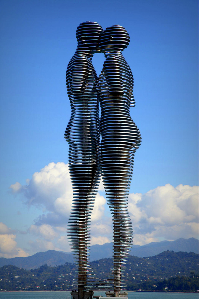 Rzeźba "Ali i Nino" w Batumi