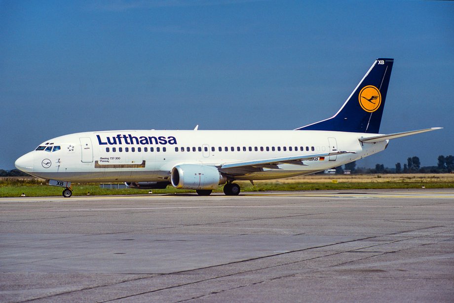 Boeing 737-300 (QC) w przeszłości był częścią m.in. floty Lufthansy. Za przednimi drzwiami można dostrzec klapę ładunkową, pozwalającą na znacznie szybszy oraz wygodniejszy załadunek i rozładunek frachtu na głównym pokładzie, niż ma to miejsce za pośrednictwem drzwi, z których korzystają pasażerowie. 