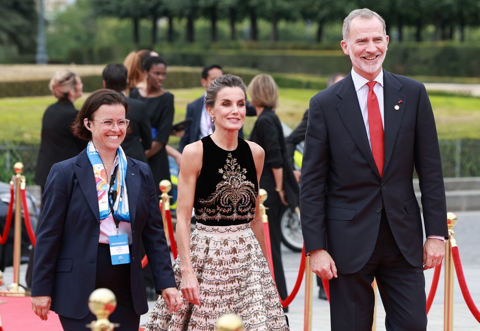 Letícia spanyol királyné ruhaválasztásával tiszteleg Christian Dior francia divattervező előtt