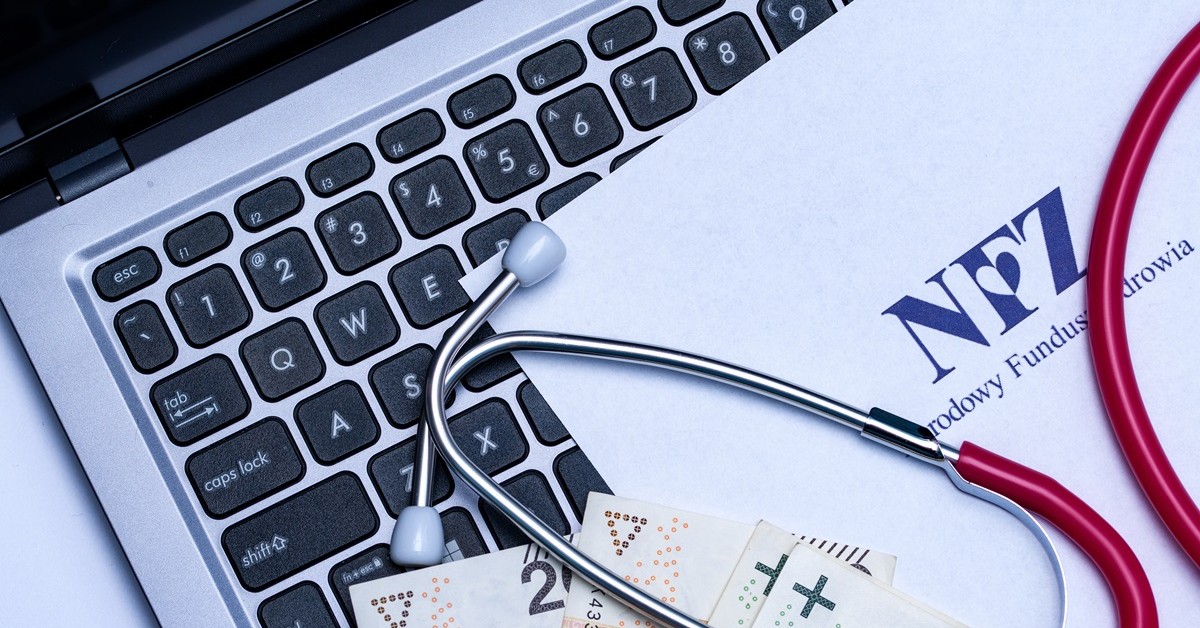 Fałszywy zwrot kosztów leków. NFZ ostrzega: tak działają internetowi oszuści. Jak wygląda mail