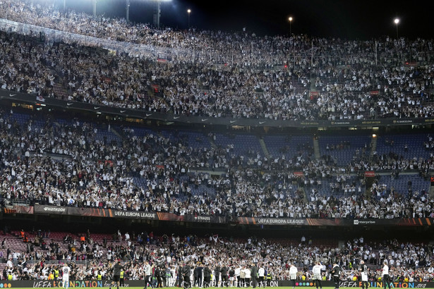 Kibice Eintrachtu Frankfurt na stadionie FC Barcelony Camp Nou