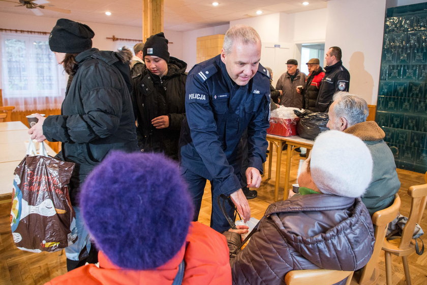 Policjanci z komisariatu V w Krakowie pomogli potrzebującym 