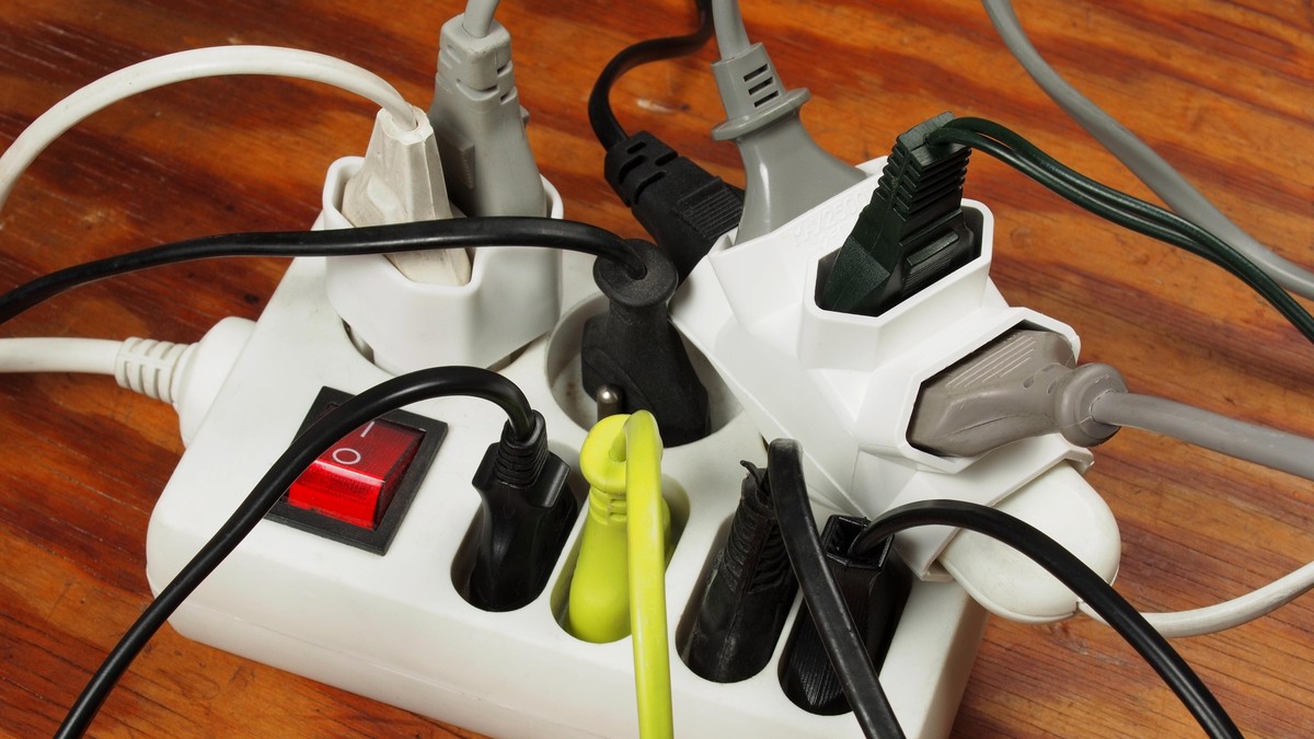 Zbog ovih uređaja vam stiže veći račun za struju: Proverite utičnice pre spavanja - ovi aparati 