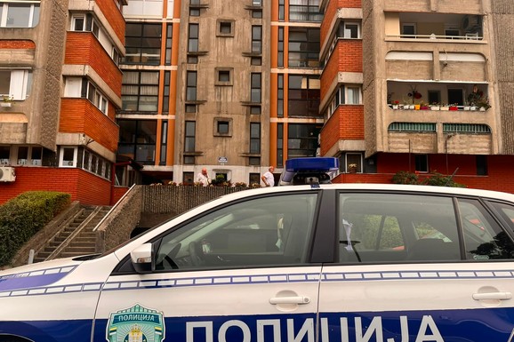 (FOTO, VIDEO) PRVE SLIKE SA MESTA UBISTVA ŽENE NA NOVOM BEOGRADU Sin tukao majku do smrti u stanu, komšije čule KRIKE koji su odjednom UTIHNULI