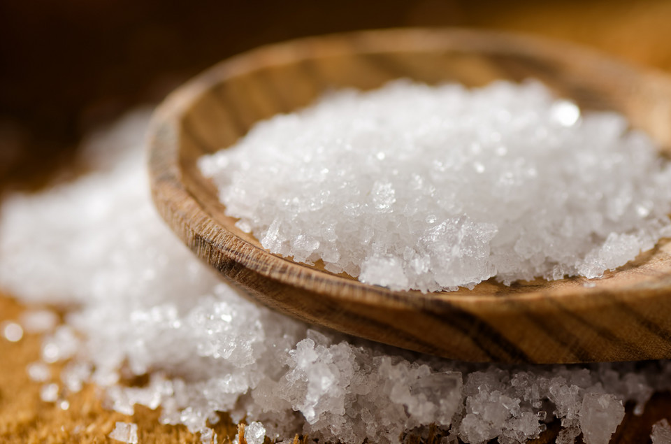Sól wcierana w szkliwo także może je uszkodzić