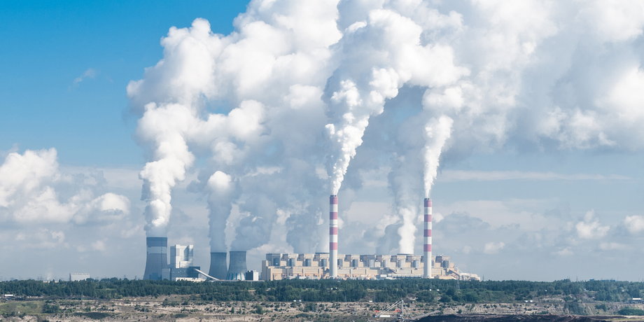 Największym emitentem CO2 w Polsce jest Elektrownia Bełchatów, opalana węglem brunatnym.