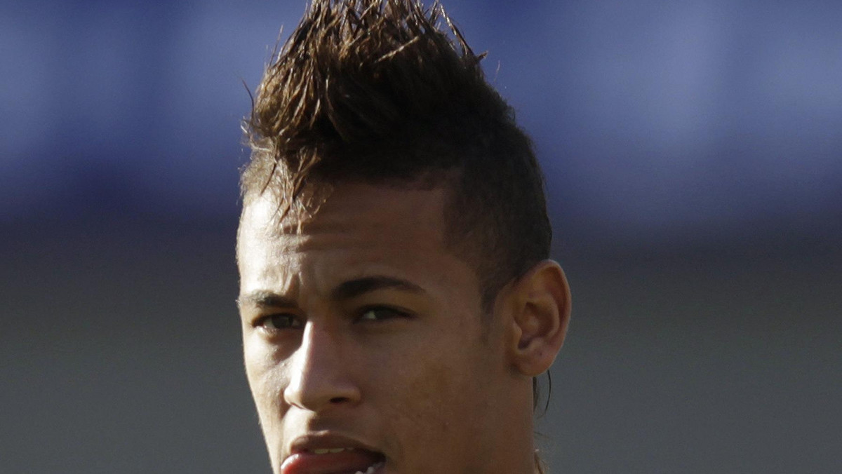Rośnie cena za brazylijską gwiazdę Santosu Neymara da Silva. Klub 19-latka, o którego biją się wszystkie największe europejskie firmy, wymaga w tej chwili od Chelsea Londyn, by ta wyłożyła za niego przynajmniej 41 milionów funtów.