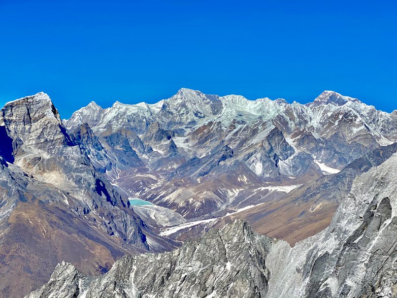 Ama Dablam C1, widok w kierunku północno-zachodnim: po lewej Cholatse, na środku Cho Oyu