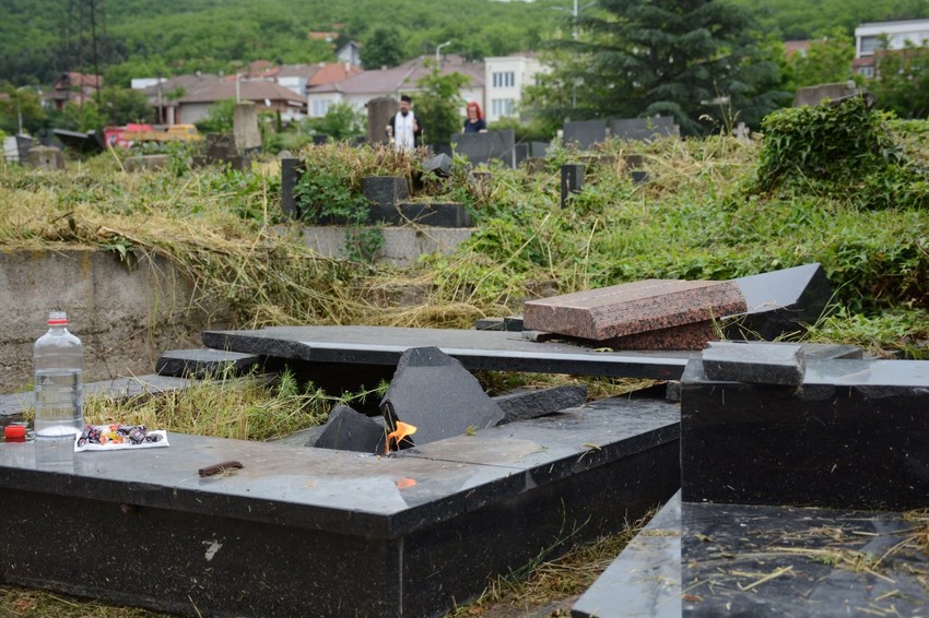 Oskrnavljeno srpsko groblje u Južnoj Mitrovici