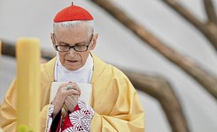 Kardynał Macharski w szpitalu. 'Jego stan jest bardzo poważny'