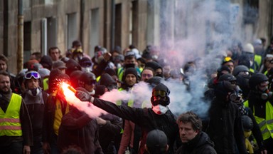 "Żółte kamizelki" znów na ulicach. Protestują przeciwko polityce Emmanuela Macrona