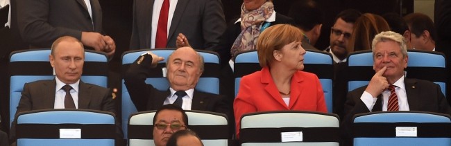 Władymir Putin, Sepp Blatter, Angela Merkel i Joachim Gauck