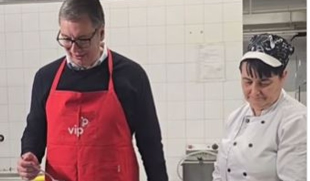Alekandar Vučić farba jaja za Uskrs