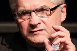 Włodzimierz Cimoszewicz usłyszał zarzuty. Chodzi o potrącenie rowerzystki