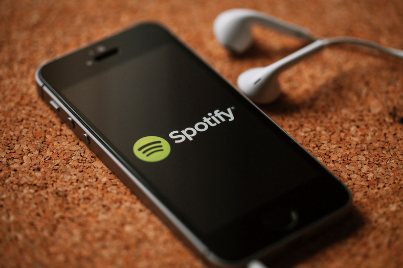 Telefon z aplikacją Spotify