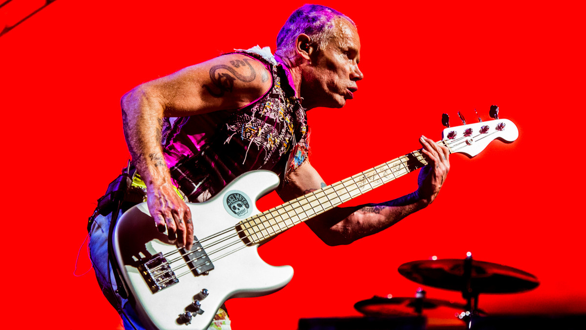 Flea, basista Red Hot Chili Peppers, niedawno podzielił się z fanami historią, do której doszło na białoruskim lotnisku. Celnicy zatrzymali zespół i prosili, aby muzycy podpisali płyty Metalliki. Władze lotniska wyjaśniają teraz, co tak naprawdę wydarzyło się 7 lipca.