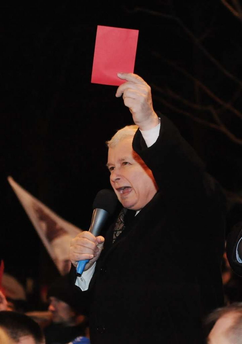 Manifestacja PiS. To tłumy, czy garstka? Była czerwień dla...