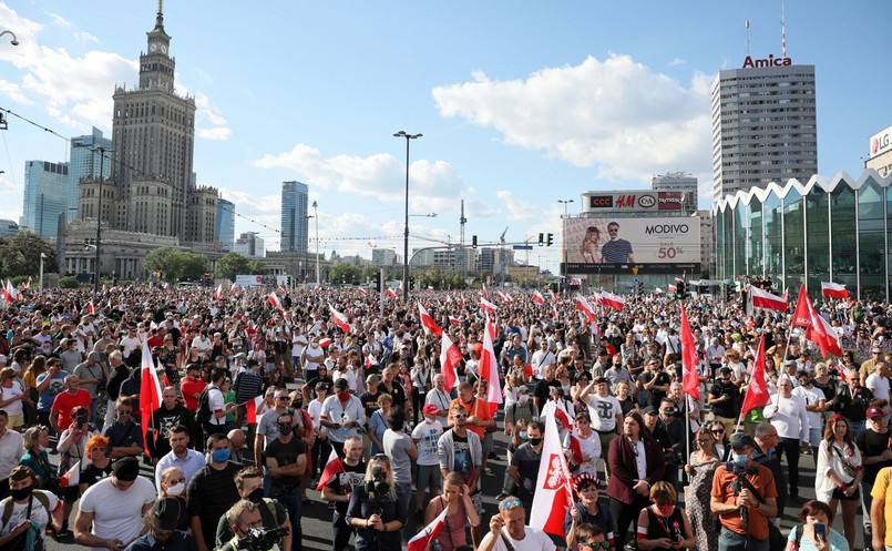 Mieszkańcy Warszawy oddają cześć uczestnikom Powstania Warszawskiego