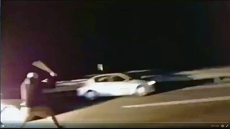 Palicama lupali po kolima prolaznika