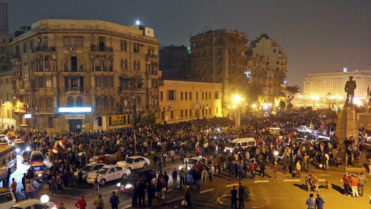 Ponad tysiąc mieszkańców Kairu zebrało się na placu Tahrir w centrum miasta, który znów stal się miejscem masowych protestów - tym razem przeciwko uniewinnieniu przez sąd b. prezydenta Hosniego Mubaraka, winnego śmierci 239 demonstrantów w 2011 roku.