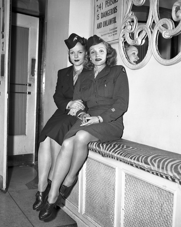 Marlena Dietrich z córką Marią (1945)