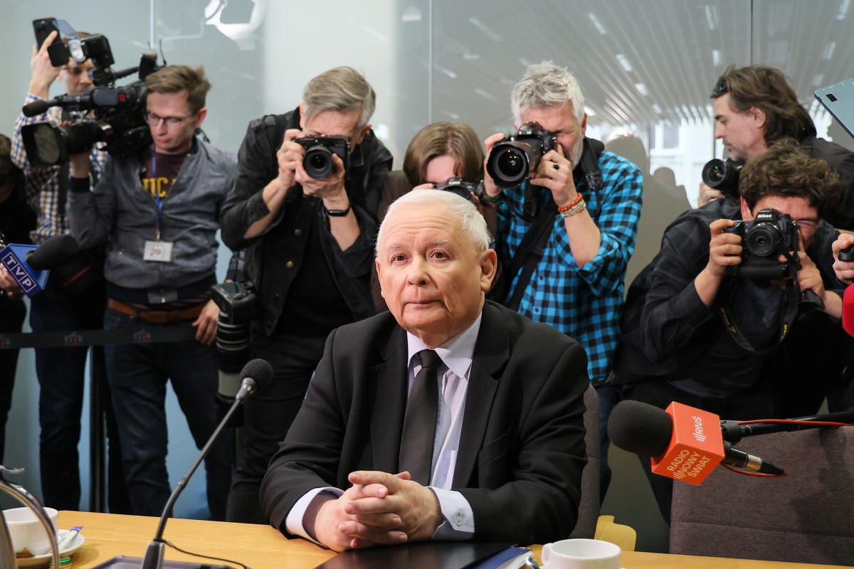 Warszawa, 15.03.2024. Wezwany na świadka prezes PiS Jarosław Kaczyński (C) podczas posiedzenia komisji śledczej ds. Pegasusa w Sejmie w Warszawie, 15 bm. Komisja ma zbadać legalność, prawidłowość i celowość czynności podejmowanych z wykorzystaniem oprogramowania Pegasus. (jm) PAP/Paweł Supernak