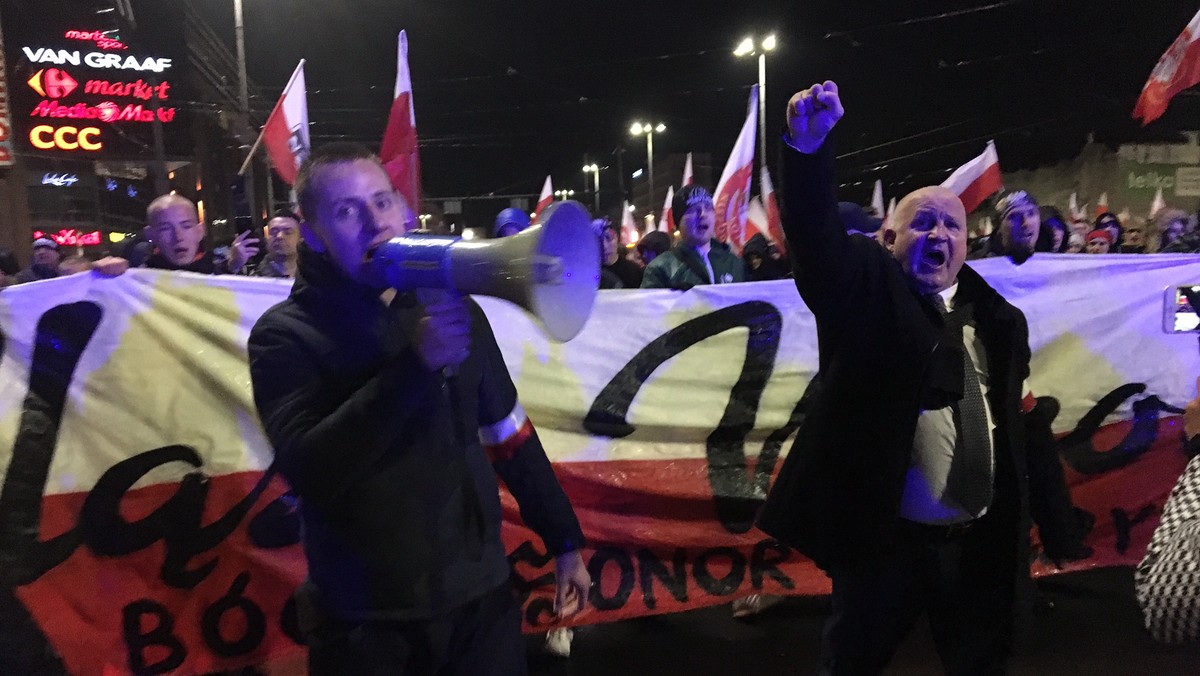 Zdjęcie baneru, wiszącego na bramie do hostelu w Cesarzowicach pod Wrocławiem zszokowało internautów. Jak informuje "Wprost", obiekt należy do Piotra Rybaka.