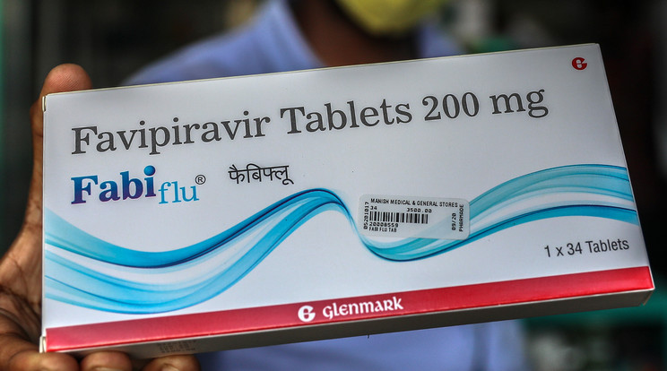 A nyitóképen: Eladó mutatja a Glenmark gyógyszergyártó cég Favipiravir nevű készítményét egy mumbai gyógyszertárban 2020. június 23-án. / Fotó: MTI/EPA/Divjakant Szolanki