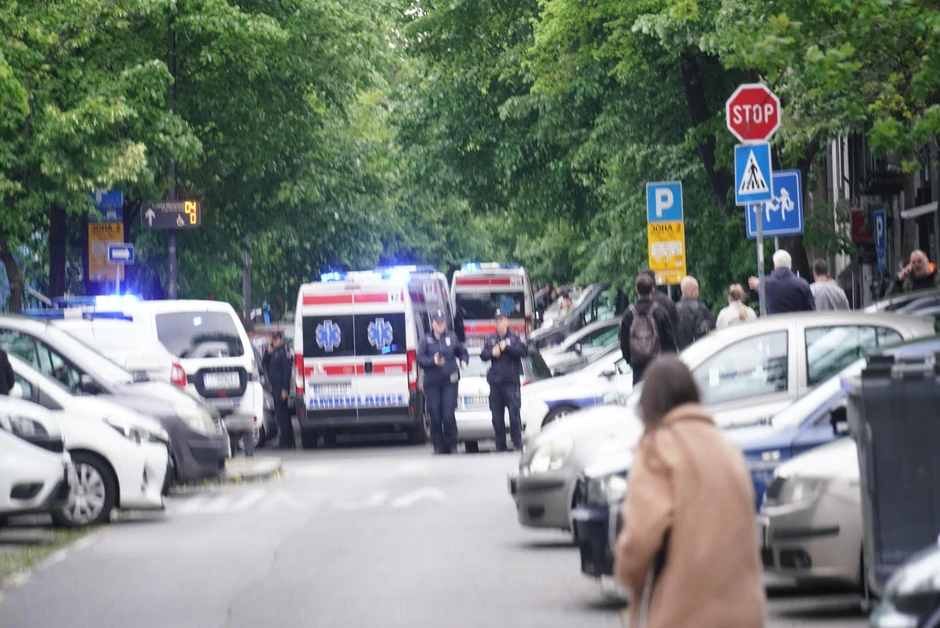 Hitna pomoć juče ispred škole 