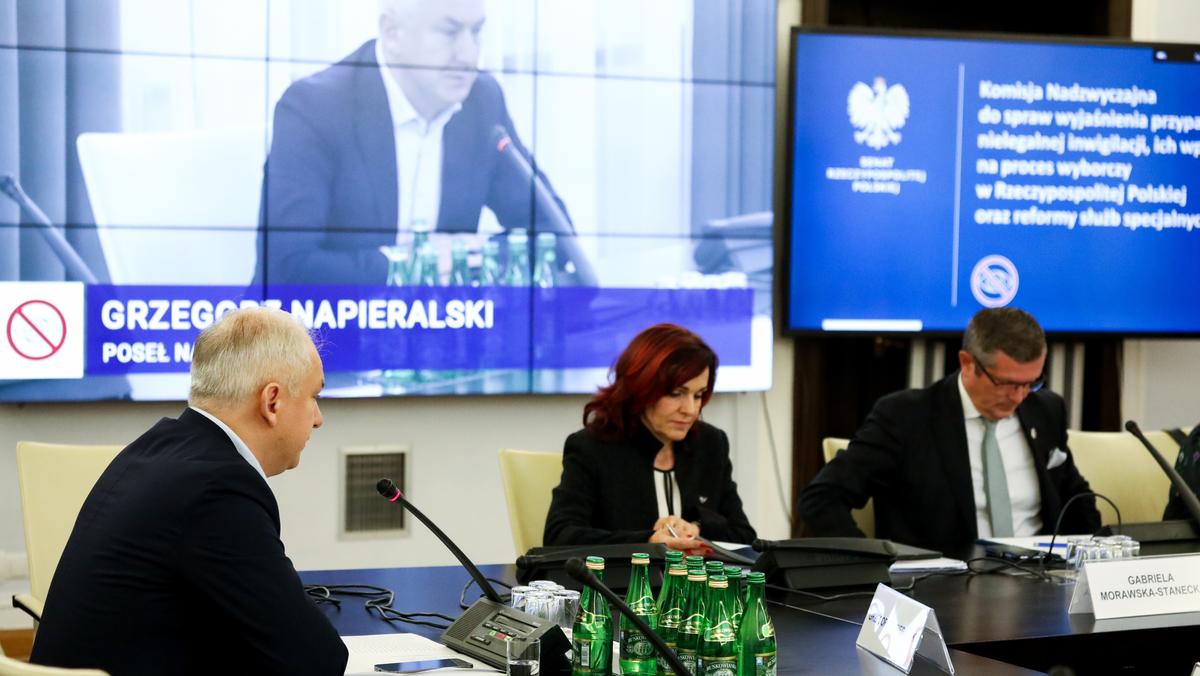 Poseł KO Grzegorz Napieralski na posiedzeniu senackiej komisji nadzwyczajnej ds. wyjaśnienia przypadków nielegalnej inwigilacji