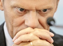 Platforma odbija się od dna? Niepokojący SONDAŻ dla PiS