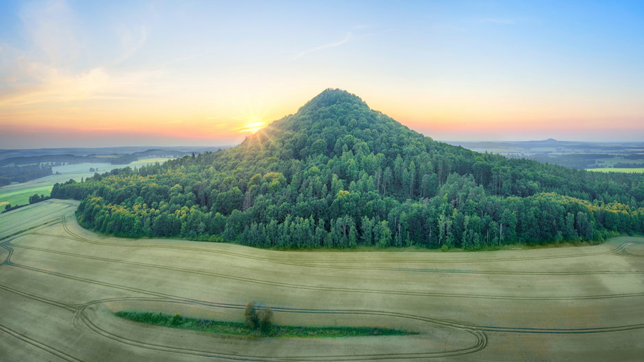 Kraina Wygasłych Wulkanów  na Dolnym Śląsku - szlak, ciekawostki, co zobaczyć, przewodnik (na zdj. Ostrzyca)