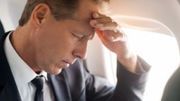 Repülésnél az ereszkedés és a landolás alatt erősen fáj a homlokom - miért? Az orvos válaszol című cikk nyitóképe