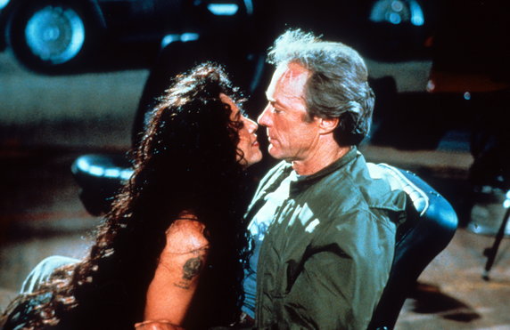Sonia Braga i Clint Eastwood na planie filmu "Żółtodziób" (1990)