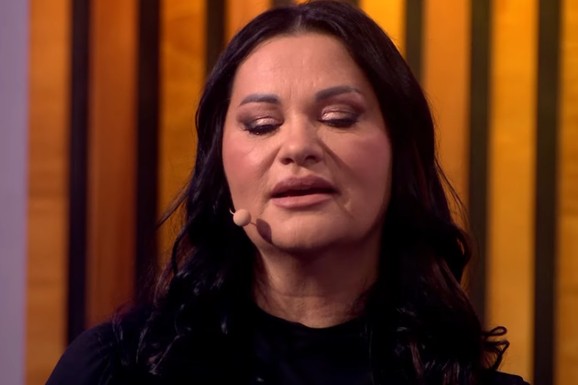 JANA GRCALA U SUZAMA DOK JE PEVALA PESMU Pevačica se slomila usred emisije zbog tragedije, nije mogla da sakrije tugu i bol