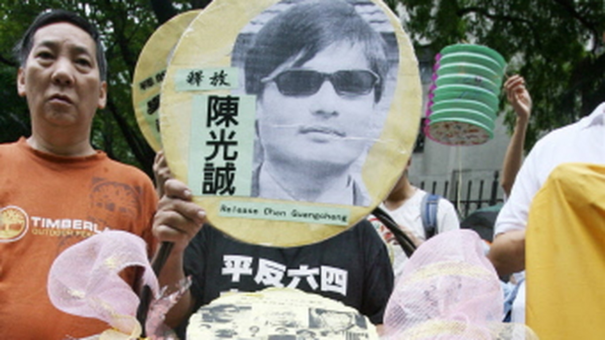 Ociemniały chiński dysydent Chen Guangcheng, który dokumentował przymusowe aborcje i inne przypadki łamania praw człowieka w Chinach, został zwolniony z więzienia i odstawiony pod eskortą do rodzinnej wsi w prowincji Shandong nad Morzem Żółtym.