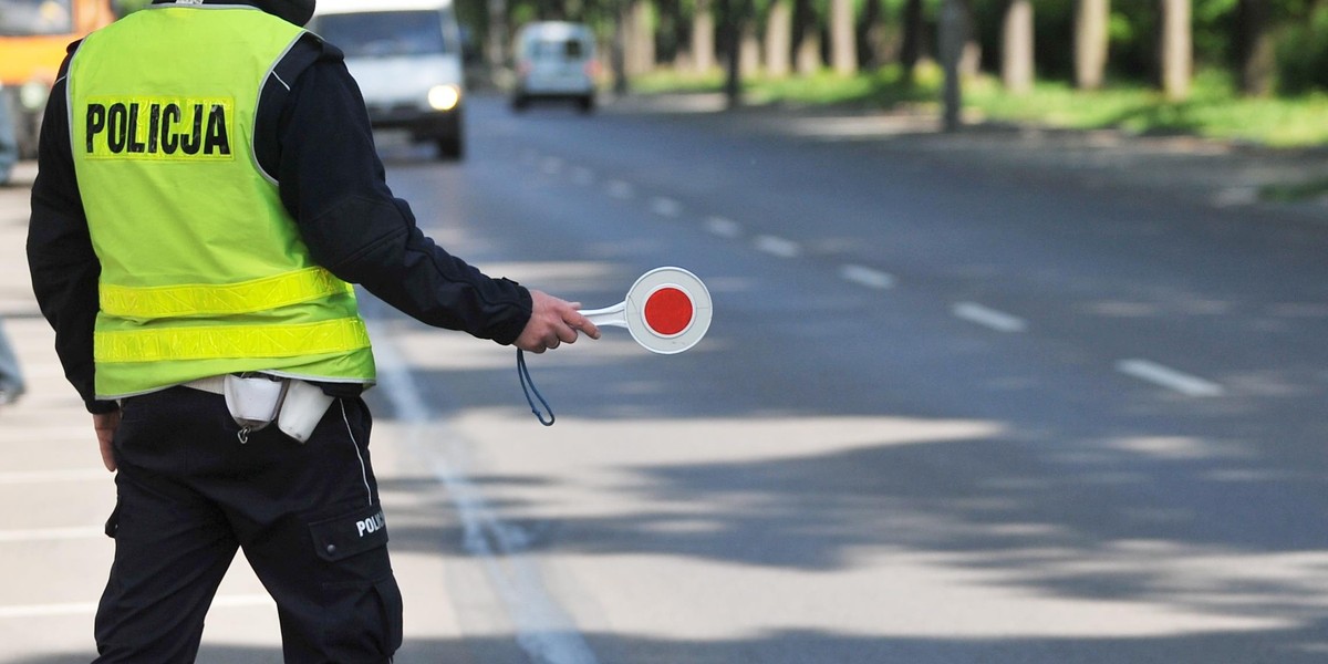 Kontrola drogowa policjantów. Zdjęcie ilustracyjne.