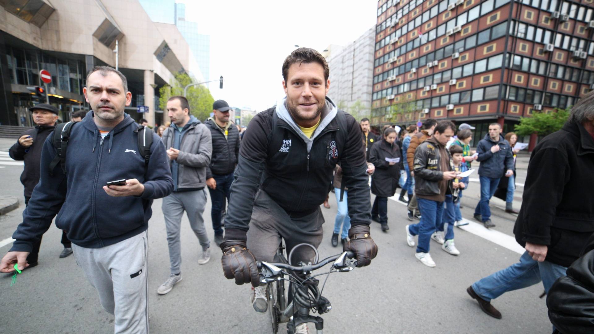 Ivan Ljuba bajsom došao na protest i poručio "dela, a ne reči"