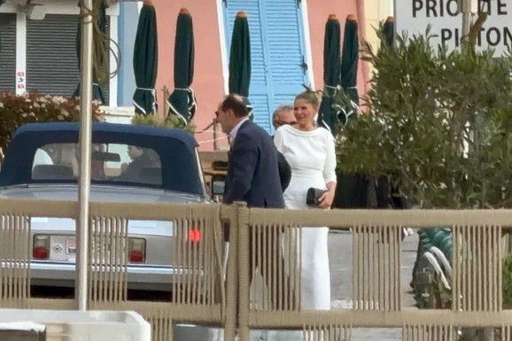 MELINA U VENČANICI STIGLA ISPRED OPŠTINE SA MILIONEROM U oldtajmeru od 330.000 evra, obezbeđenje ih štiti