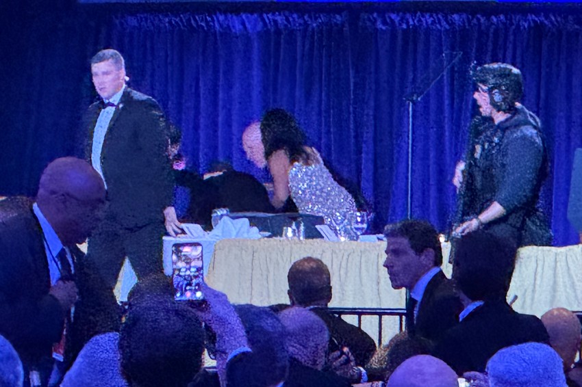 Agenti Tajne službe evakuišu Donalda Trampa nakon pucnjave u hotelu u Vašingtonu 25. aprila