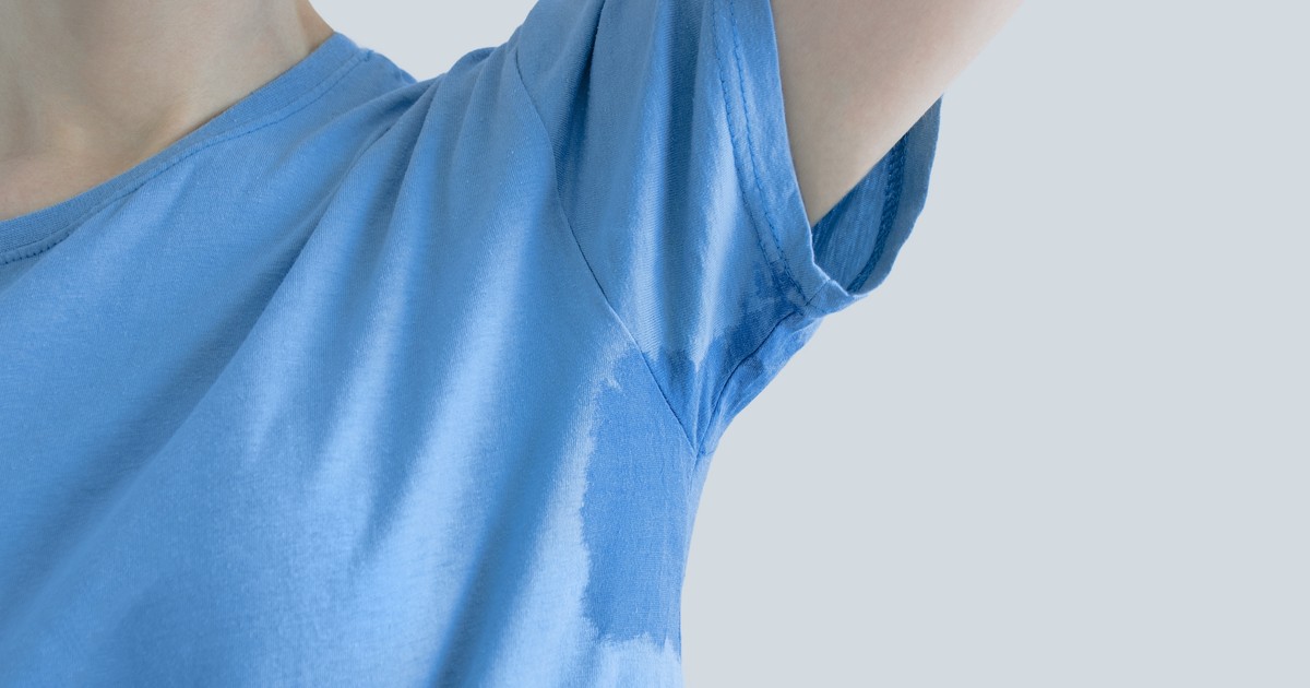 Plamy pod pachami to latem prawdziwa zmora. Co zrobić, żeby się ich pozbyć Kobieta