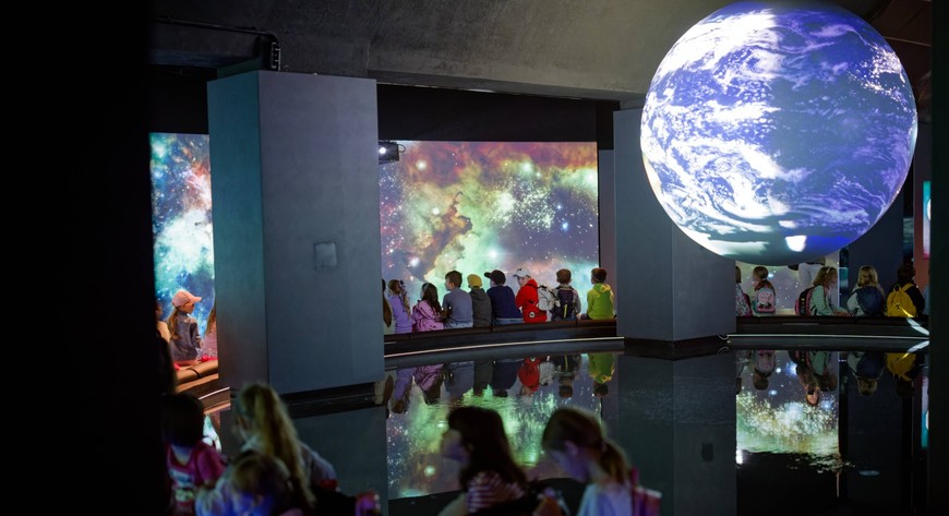 Jeśli dzieci preferują świat mikroskopów i technologii, spełnią się w Hydropolis, gdzie czekają na nie warsztaty o tajemnicach oceanów, budowie człowieka czy nowoczesnym druku 3D. 