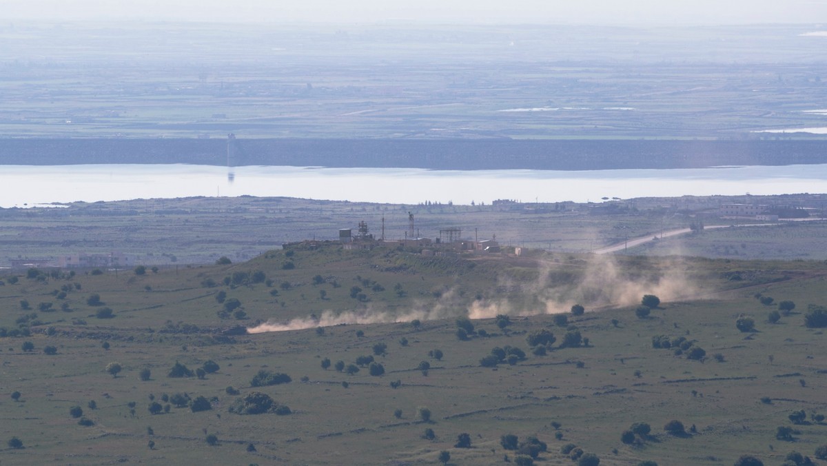 Izrael zlecił lokalnym władzom na okupowanych przez Izraelczyków Wzgórzach Golan, by "otworzyły i przygotowały schrony (przeciwlotnicze)" w obliczu "nieregularnej działalności sił irańskich w Syrii". Premier Benjamin Netanjahu ogłosił też, że docenia decyzję Trumpa o zerwaniu umowy nuklearnej z Iranem.