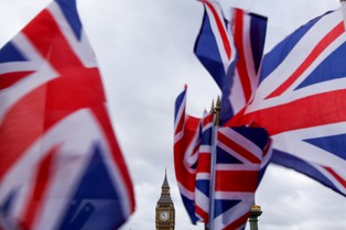 Nowe brytyjskie paszporty będą produkowane w polskim zakładzie w Tczewie. Zwolennicy brexitu są wściekli