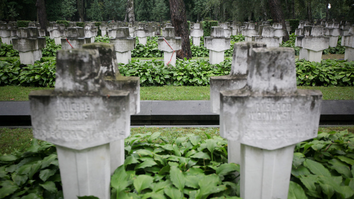 Zgodnie z harmonogramem postępują prace ekshumacyjne na Łączce na warszawskich Powązkach. Ostatnio archeolodzy odkryli tam dziewięć szkieletów osób rozstrzelanych, które prawdopodobnie polane zostały wapnem - informuje "Nasz Dziennik".