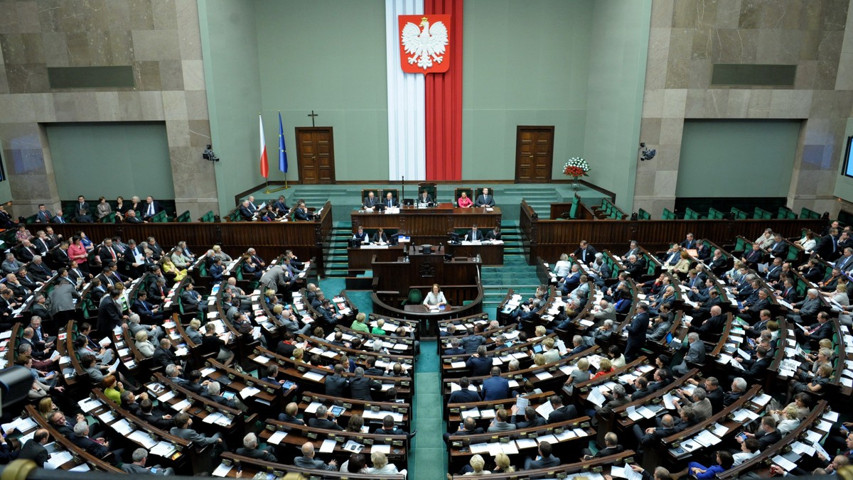 Sejm znowelizował Prawo o zgromadzeniach. Nowe przepisy umożliwiają organom gminy zakazanie organizacji dwóch lub więcej zgromadzeń w tym samym miejscu lub czasie, jeżeli może to doprowadzić do naruszenia porządku publicznego. Przeciw były m.in. PiS i RP.