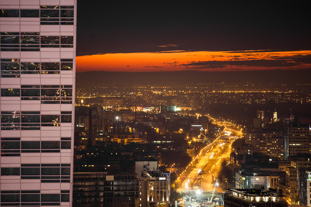 Na zdjęciu fasada Złotej 44 z lewej strony z widokiem na Warszawę noca. Fot. Shutterstock, copyright: space.polyp