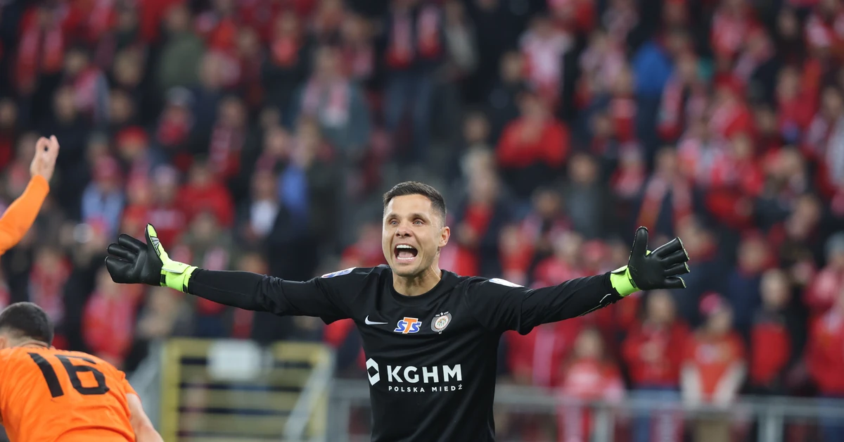 Sabotaż Gikiewicza w meczu z Widzewem. Bramkarz Zagłębia wyrzucił swój klub z Pucharu Polski