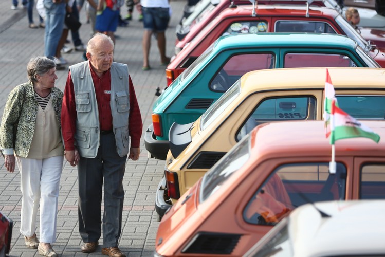 Wystawa Fiatów 126p przed Pałacem Kultury i Nauki na placu Defilad w Warszawie